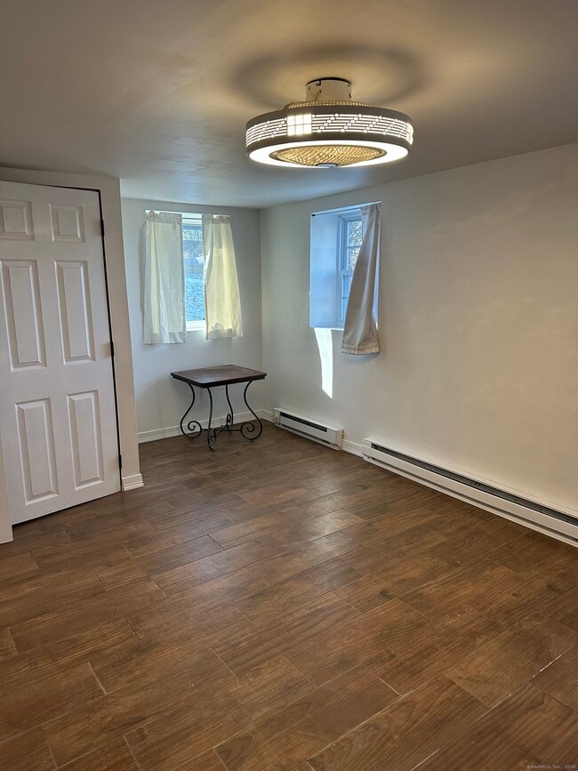 Building Photo - 11 Mead Ln