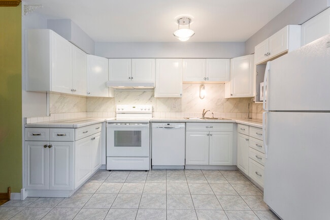 Building Photo - 1301 N Northwest Hwy