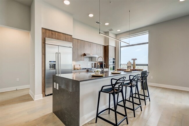 Building Photo - 510 W 20th St