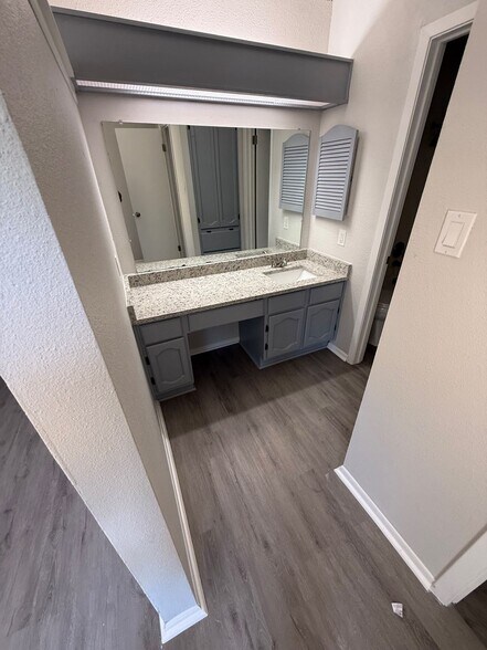 Building Photo - 7534 Lincoln Village Dr
