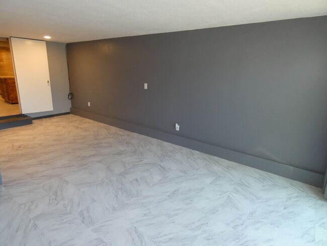 Building Photo - 1130 E 7th St