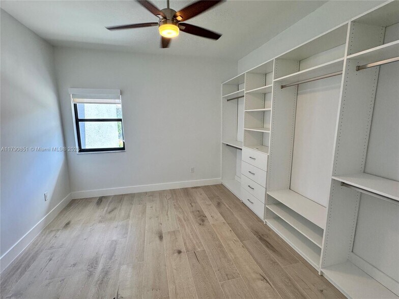 Building Photo - 323 Poinciana Island Dr