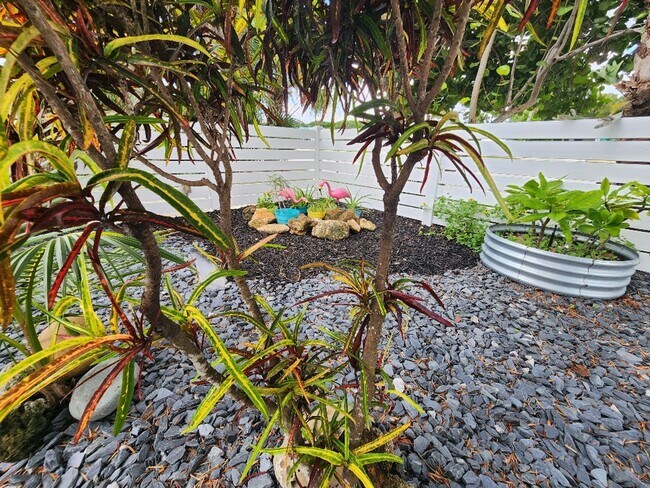Building Photo - Charming Beachside Bungalow only 150 steps...