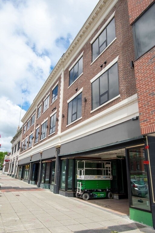Building Photo - 633-639 Main St