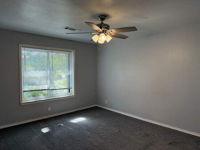 Building Photo - 3601 Oakwood Dr
