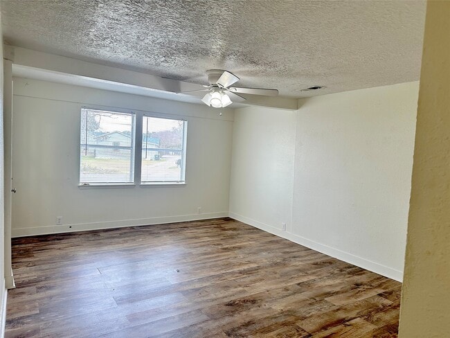 Building Photo - 1005 Avenue E 1/2