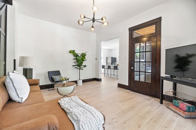 Building Photo - Renovated Historic Townhome — 2BR, 1,000 Sq Ft, West Central