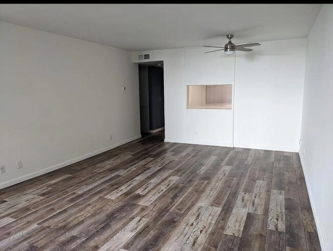 Building Photo - READY TO  MOVE IN!!