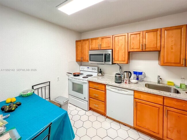 Building Photo - 2200 E Hallandale Beach Blvd