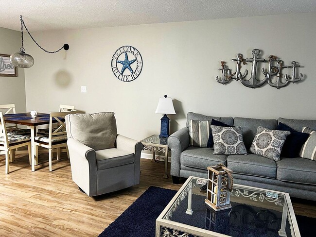 Building Photo - Winter rental! Recently renovated condo in quiet community with pools! Available from NOW through...