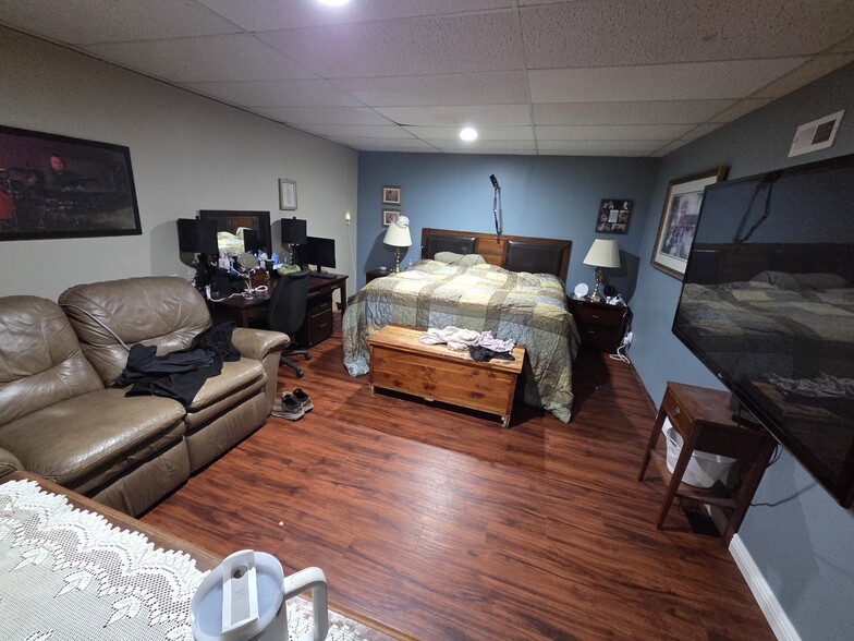 Building Photo - 2257 E Eichel Ave