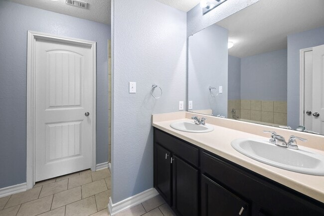 Building Photo - 4 Bedroom/2.5 Bath Tausch Farm Subdivision