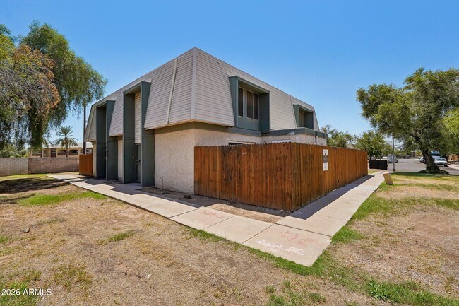 Building Photo - 5919 W Golden Ln