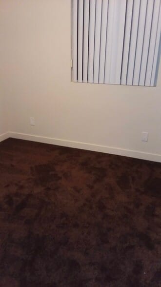 Building Photo - 639 W 95th St