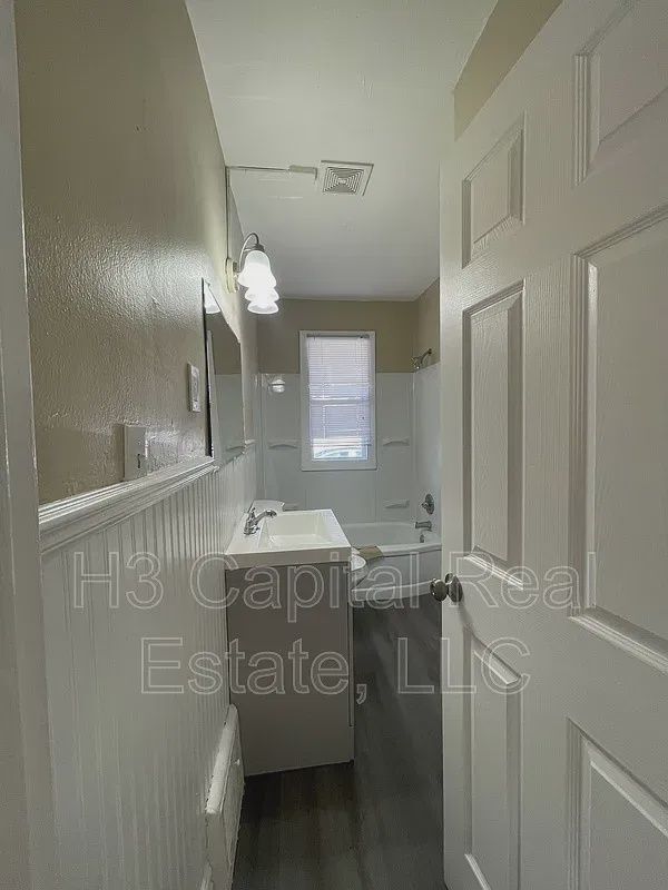 Building Photo - 711 N 28th St