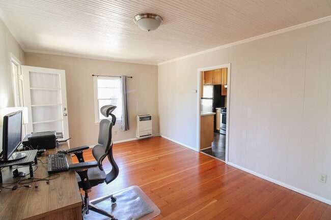 Building Photo - Charming 1 bedroom, 1 bathroom home