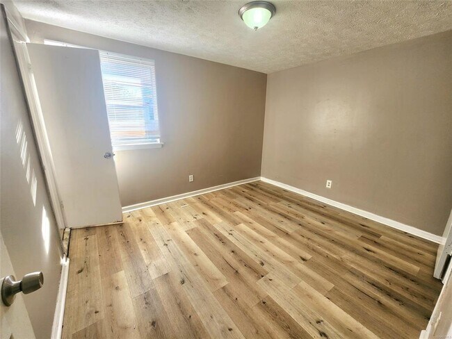 Building Photo - 102 White Oak Dr