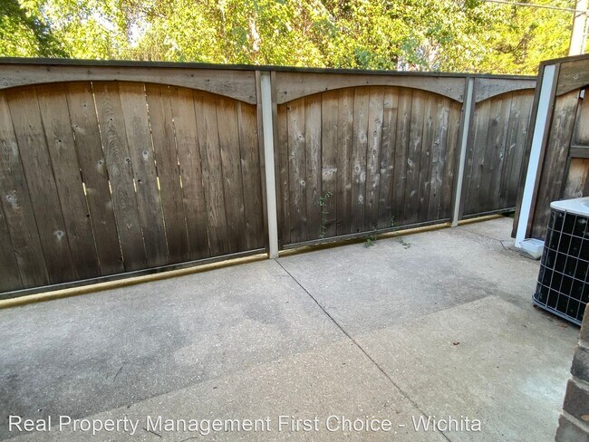 Building Photo - 2 br, 1 bath House - 725 W Stackman Dr #8