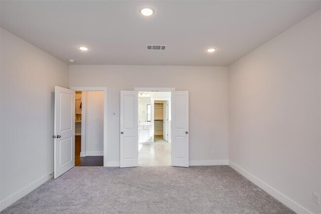 Building Photo - 2900 Miletto Dr