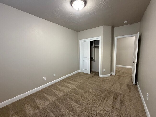 Building Photo - 469 E Barcelona Dr