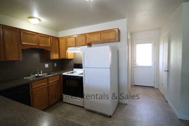 Building Photo - Spacious Two-Bedroom!