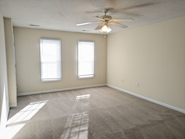 Building Photo - Large 3 Bedroom Townhome in Mooresville