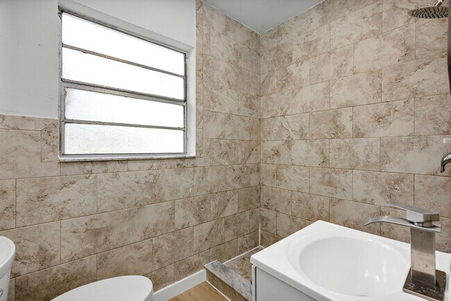 Building Photo - Beautifully Refreshed 3-Bedroom Home – Modern Kitchen & Spacious Interior