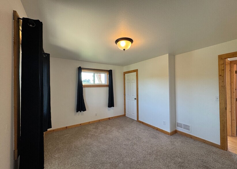 Building Photo - 61 Muskrat Lake Vw