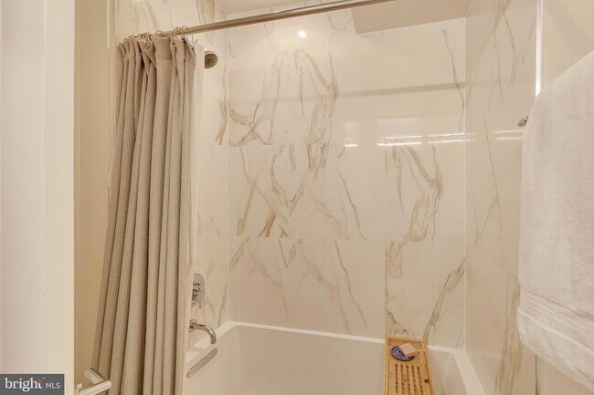 Building Photo - 4017 Davis Pl NW