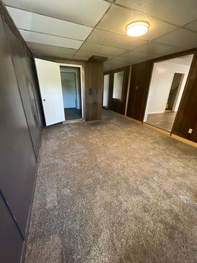 Building Photo - Spacious Sunset Acres Home