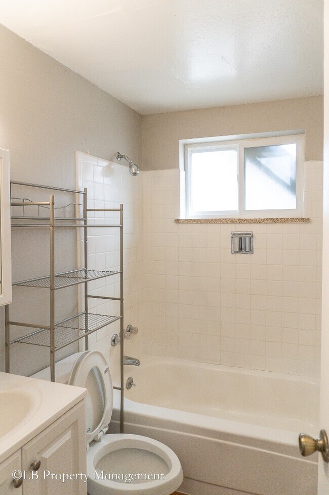 Building Photo - 2396 S Linden Ct