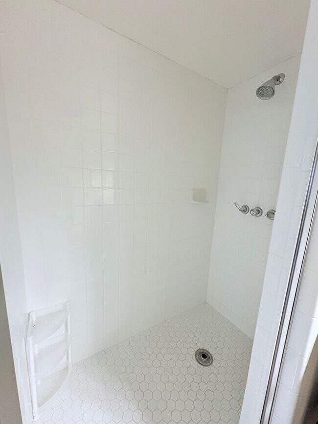 Building Photo - Lovely 2 Bedroom and 2 Bathroom Condo w/ D...