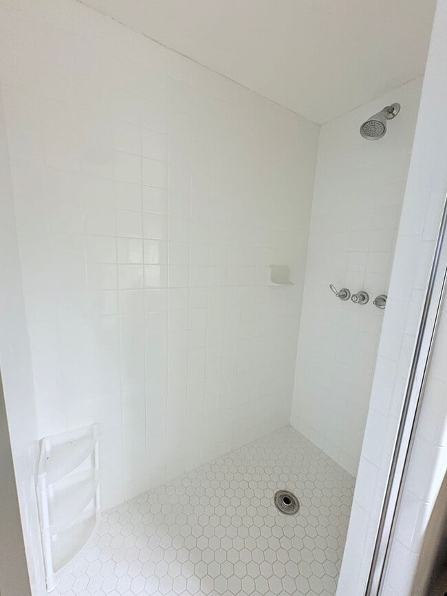 Building Photo - Lovely 2 Bedroom and 2 Bathroom Condo w/ Den! Lots of Space! *SPECIAL OFFER 1/2 Off First Month's...