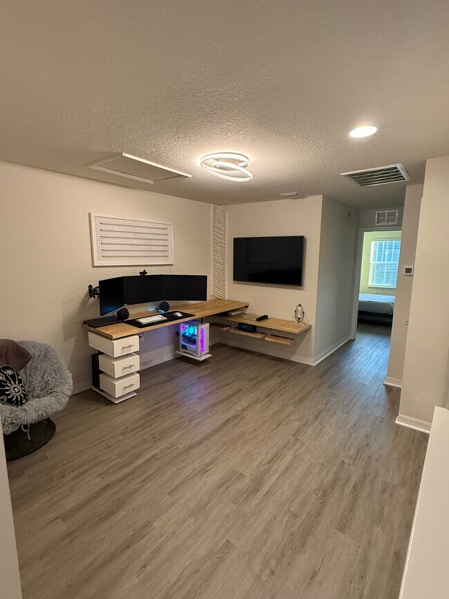 Building Photo - 9208 Hillcroft Dr