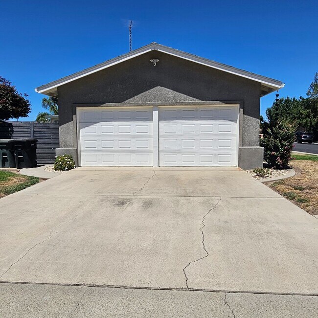 Building Photo - Beautifully Updated Family Home Near Memorial Hospital