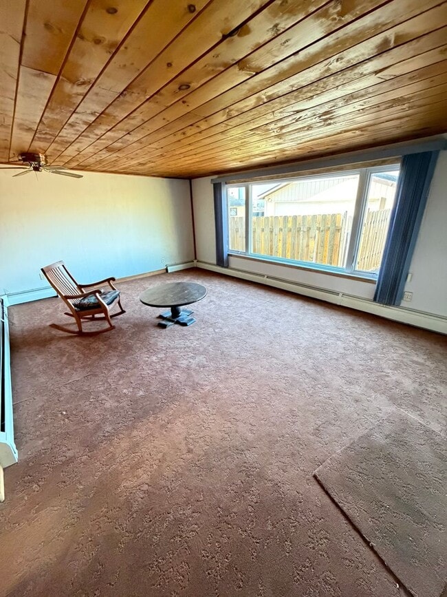 Building Photo - Available Now 3 Bedroom 1 Bath Home on Park Point