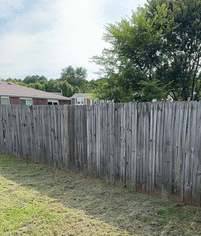 Building Photo - Fabulous home with FENCED YARD