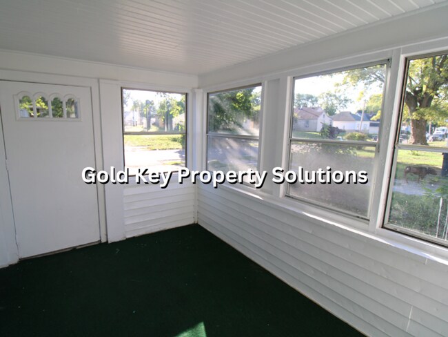 Building Photo - Cute 2 BR 1 BA House with Enclosed Porch a...