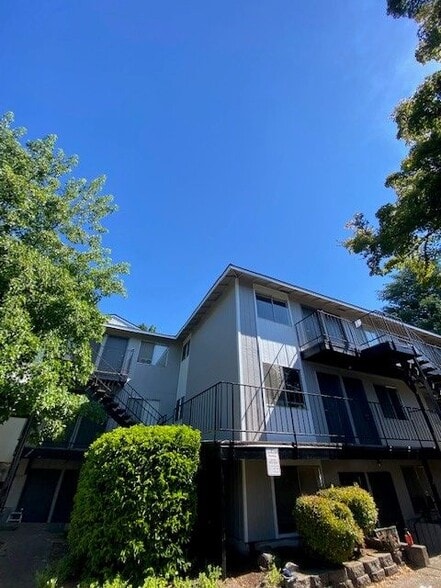 Primary Photo - HOLIDAY RENT SPECIALS: BEAUTIFULLY RENOVATED STUDIO APARTMENTS