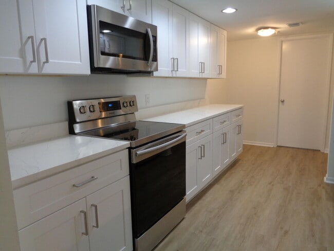 Building Photo - 950 Lavers Cir