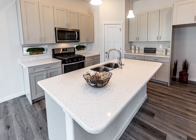 Building Photo - End Unit 3 BedTownhome in Mountain Shadows