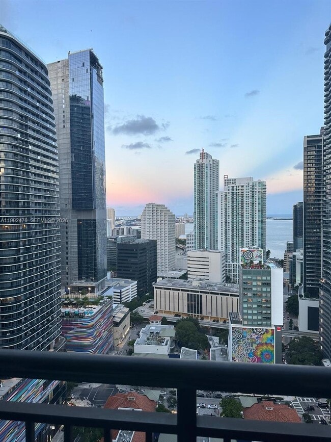 Building Photo - 999 SW 1st Ave