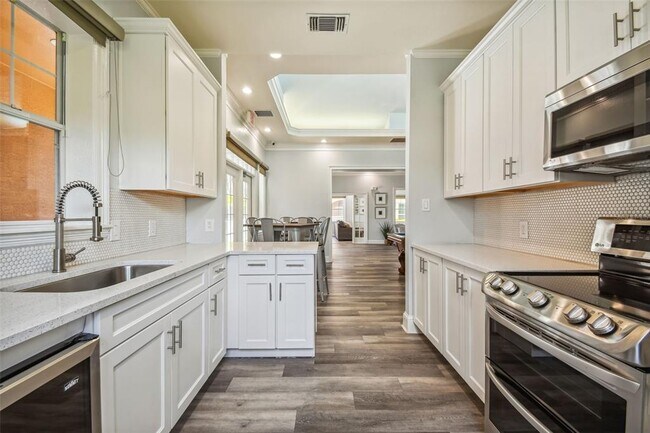 Building Photo - 5000 Culbreath Key Way