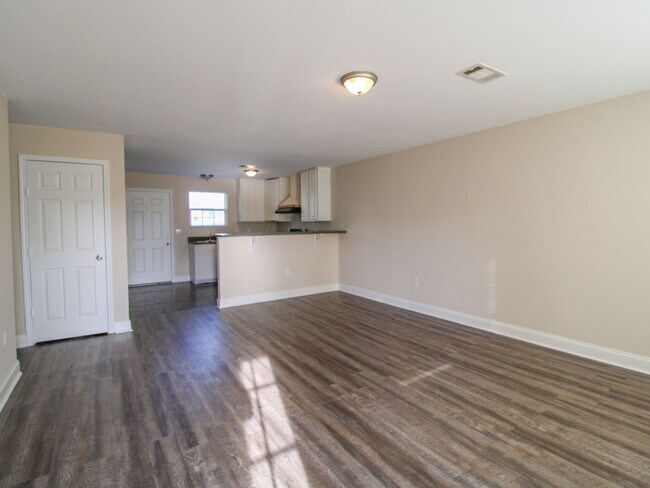 Building Photo - Charming 3BR/2BA Duplex Close to Shopping & Schools