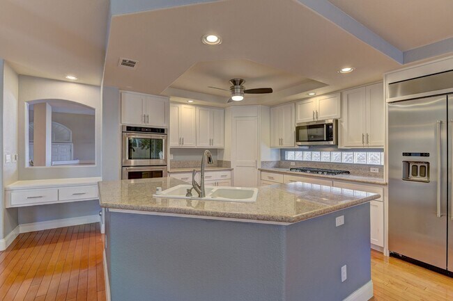 Building Photo - 5 bed / 3 bath / 3 car with Pool & Spa