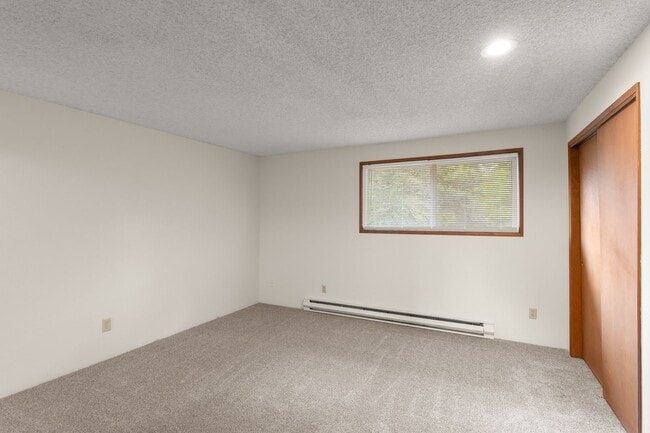 Building Photo - RECENTLY UPDATED  2 BEDROOM & 1 .5 BATH CONDO