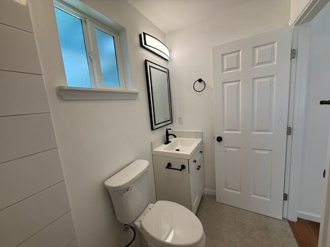 Building Photo - Unfurnished 1 bed/1 bath PET FRIENDLY - wa...