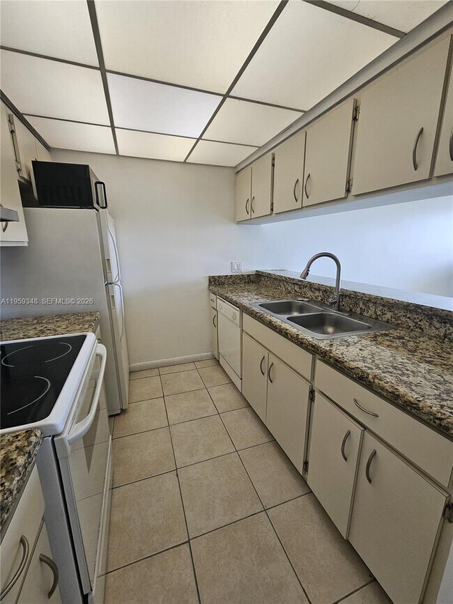 Building Photo - 8180 Geneva Ct