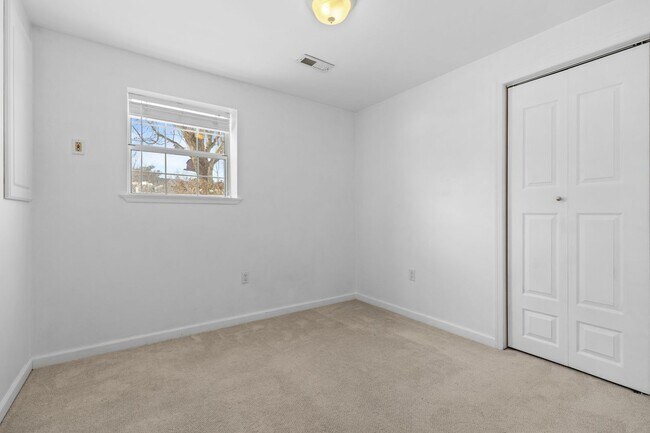 Building Photo - Beautifully maintained END UNIT townhouse in Robin meadows ready for you now!