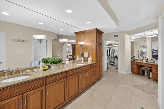 Building Photo - Rare 18th-Floor 3 bed, 3 bath Beachfront C...